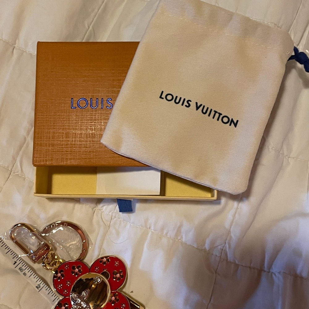Louis Vuitton Red and Gold vivi bag charm key holder in new condition! - Picture 7 of 7